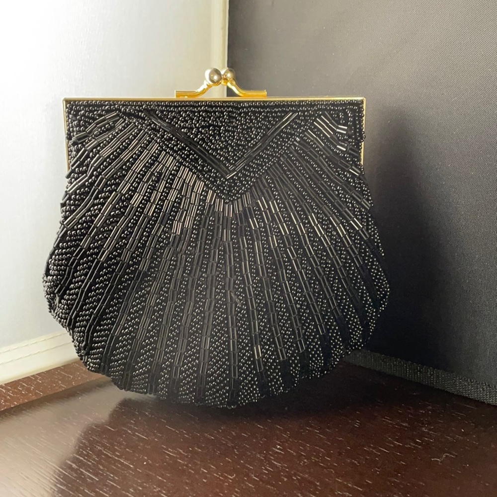 Black beaded clamshell party clutch - Picture 1 of 3